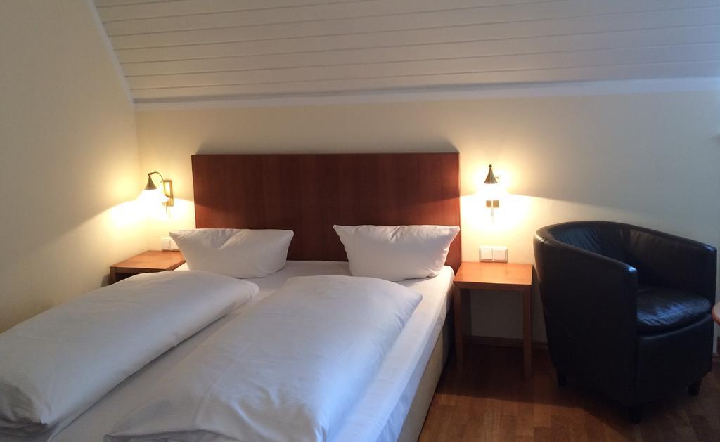 Hotel Kaiserhof Am Dom Regensburg Room photo